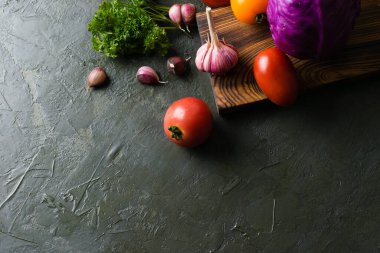 Sağlıklı beslenme konsepti. Sebze domatesler, sarımsak, kabak, lahana, kişniş, üstten manzara, boşluğu kopyala..