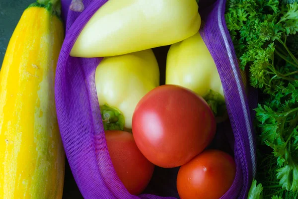 Viel Gemüse Zucchini Paprika Koriander Petersilie Und Tomaten Auf Einer — Stockfoto