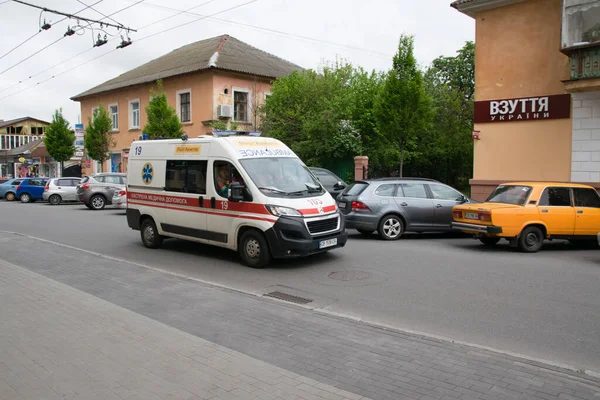 Ucraina Chernihiv Maggio 2021 Ambulanza Precipita Nel Centro Della Città — Foto Stock