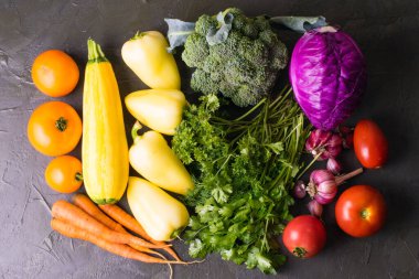 Bir sürü sebze: brokoli, sarımsak, lahana, havuç, kabak, domates, biber, kişniş ve maydanoz.