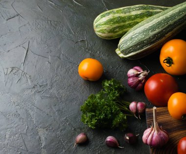 Sağlıklı beslenme konsepti. Sebze domatesler, sarımsak, kabak, lahana, kişniş, üstten manzara, boşluğu kopyala..