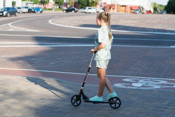 Hermosa Chica Adolescente Paseos Por Ciudad Scooter Soleado Noche Verano —  Fotos de Stock