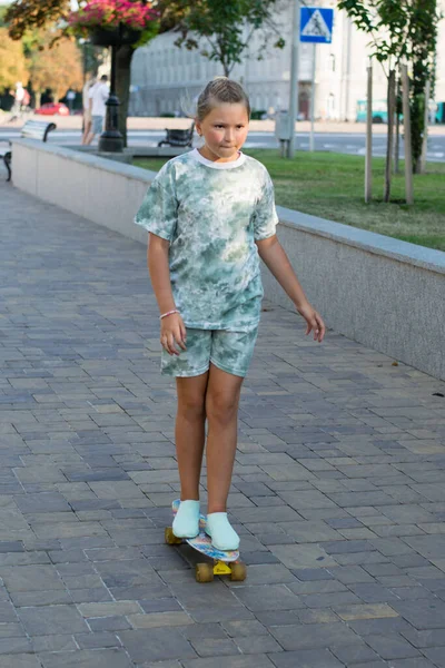 Adolescente Monopatín Centro Ciudad Parque Una Hermosa Chica Está Montando —  Fotos de Stock