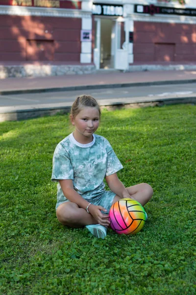 Beautiful Girl Grass Park Ball Warm Summer Day — Stock Photo, Image
