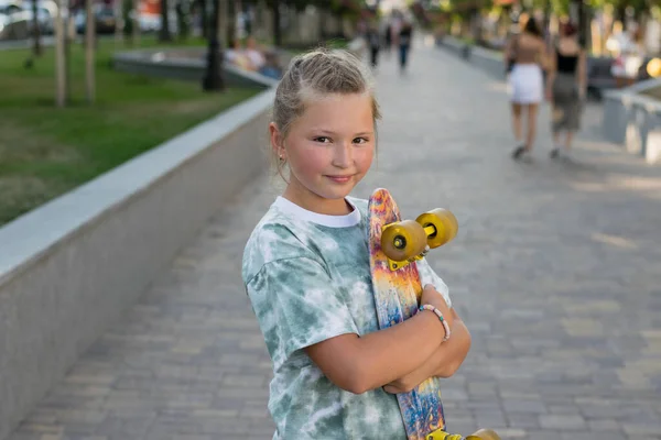Красивая Девушка Скейтбордом Парке Теплым Летним Вечером — стоковое фото