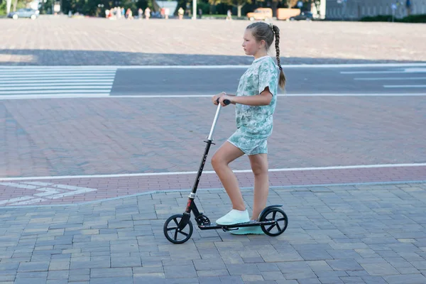 Mooie Tiener Meisje Rijdt Rond Stad Een Scooter Zonnige Zomeravond — Stockfoto