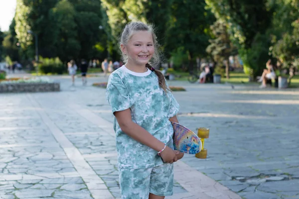 Adolescente Sonriente Con Monopatín Parque Ciudad Día Verano —  Fotos de Stock