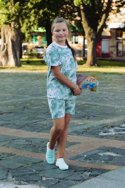 Linda Chica Adolescente Sonriente Con Monopatín Parque Día Soleado Verano —  Fotos de Stock