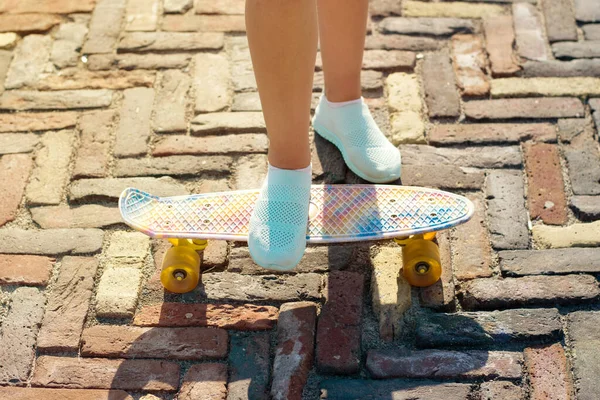 Нога Подростка Скейтборде Крупным Планом Солнечный Вечер Городе — стоковое фото