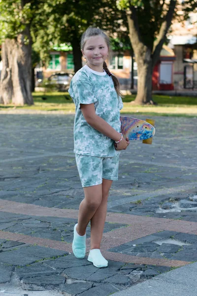 Adolescente Sorridente Con Skateboard Nel Parco Cittadino Nella Giornata Estiva — Foto Stock