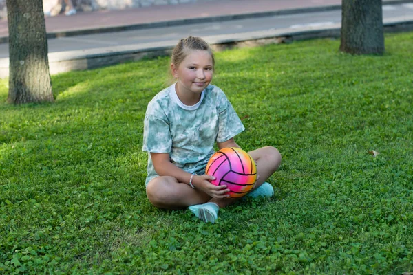 Девочка Траве Парке Мячом Теплый Летний День — стоковое фото