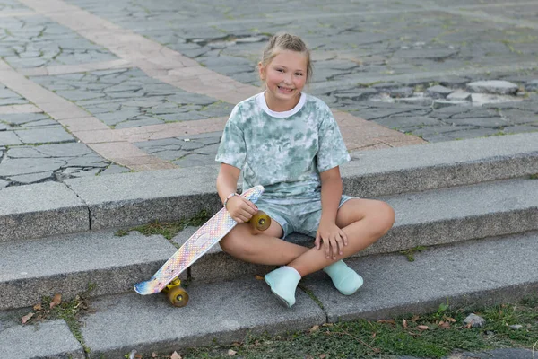 Menina Adolescente Bonito Feliz Sentado Com Skate Nos Passos Cidade — Fotografia de Stock