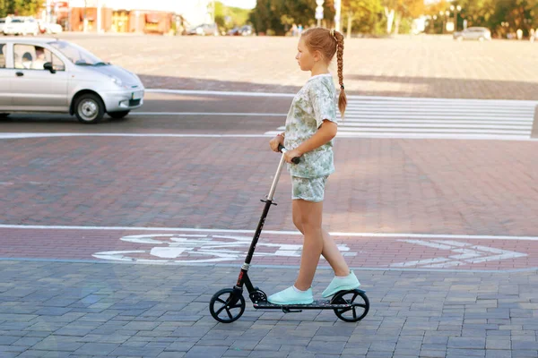 Schattig Tiener Meisje Rijdt Rond Stad Een Scooter Zonnige Zomerdag — Stockfoto