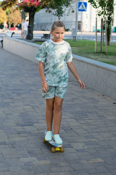 공원에 시청에서 스케이트보드를 소년입니다 아름다운 아가씨가 여름날 스케이트보드를 — 스톡 사진