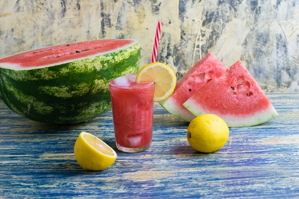 Yaz içeceği karpuz ve buzlu bardakta limonlu smoothie ve pipet, dilimlenmiş meyveler. Lezzetli ve düzgün beslenme kavramı