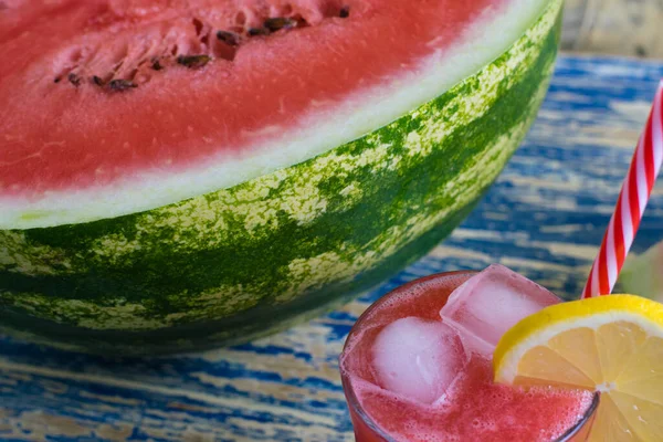 Bebida de verano sandía y batido de limón en un vaso de vidrio con hielo y una paja, en rodajas de frutas. El concepto de una nutrición sabrosa y adecuada — Foto de Stock