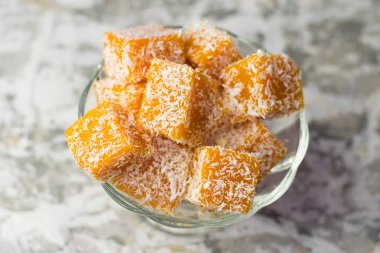 Tatlı balkabağı tatlısı. Şeffaf cam bir kase içinde şeffaf bir balkabağı ve hindistan cevizi reçeli..