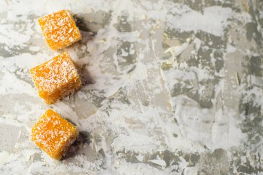 Tatlı balkabağı tatlısı. Balkabağı reçeli ve hindistan cevizi tanecikleri hafif bir zemin üzerinde metin için alan ile