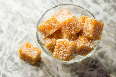 Tatlı balkabağı tatlısı. Cam bir kasede, arka planda fotokopi alanı olan balkabağı reçeli parçaları..