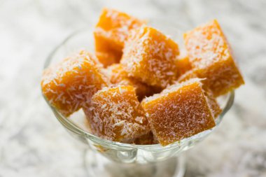 Tatlı balkabağı tatlısı. Cam bir kasede, arka planda fotokopi alanı olan balkabağı reçeli parçaları..