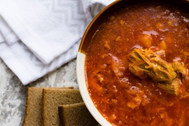 Lezzetli ve aromatik kırmızı çorba, Ukrayna çorbası. Geleneksel Ukrayna yemeği, mutfak.