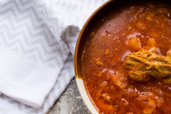 Вкусный и ароматный красный суп с мясом, украинский борщ. Традиционные украинские блюда, кухня.