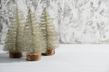 Gri arka planda dekoratif Noel ağaçları.