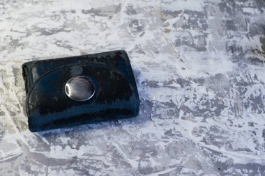 Hafif arka planda eski püskü bir cüzdan