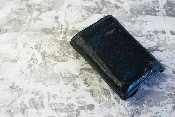 Hafif arka planda eski püskü bir cüzdan