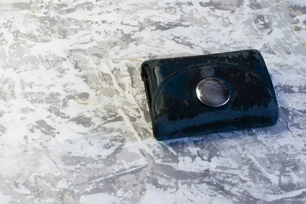 Hafif arka planda eski püskü bir cüzdan