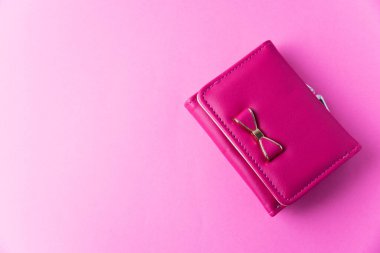 Pembe arka planda yapay deriden yapılmış deri cüzdan, metin için yer var..