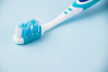 Mavi diş fırçası açık arkaplanda makroyu kapat.