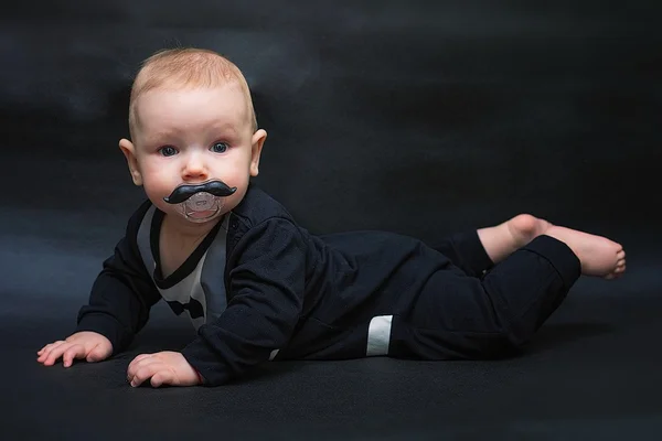 O miúdo com um bigode manequim — Fotografia de Stock