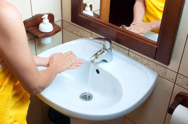 Młoda Kobieta Myje Ręce Łazience — Zdjęcie stockowe