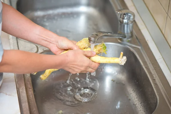 Ręce Kobiety Myjącej Chrzan — Zdjęcie stockowe