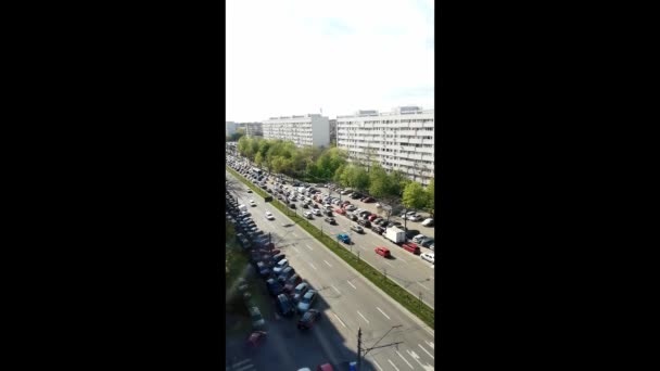 Straßenallee Mit Verkehr Tagsüber — Stockvideo