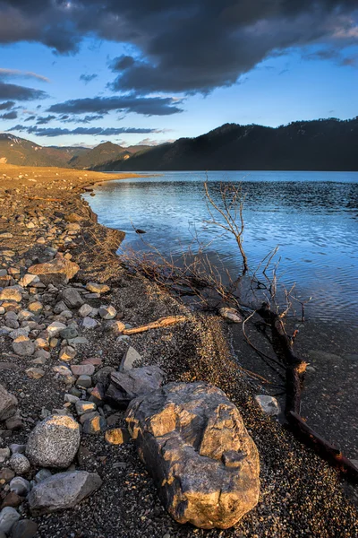 Rocky shoreline in Idaho. — Stock Photo, Image