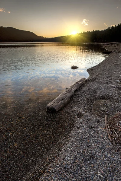 A lenyugvó nap függő Oreille tóra. — Stock Fotó
