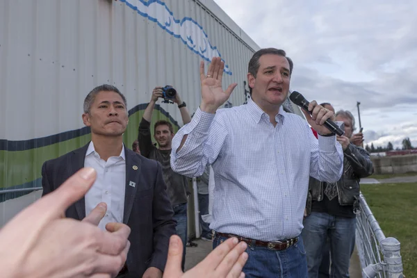 Ted Cruz speaking to the crowd. — Stock Photo, Image