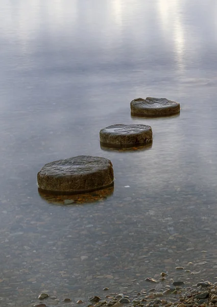 Анотація трьох круглих об'єктів у воді . — стокове фото