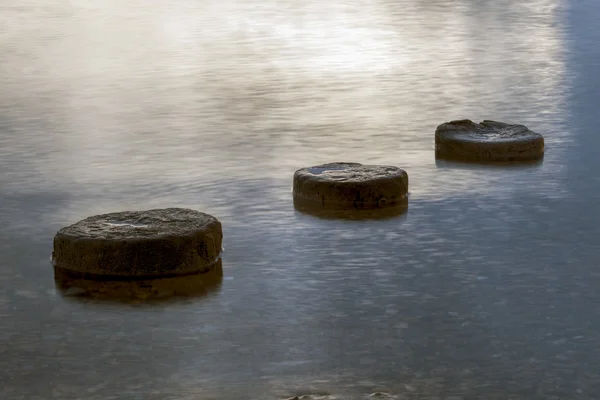 Três objetos na água do lago . — Fotografia de Stock