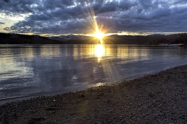 Göl üzerinde güneş ayarı. — Stok fotoğraf