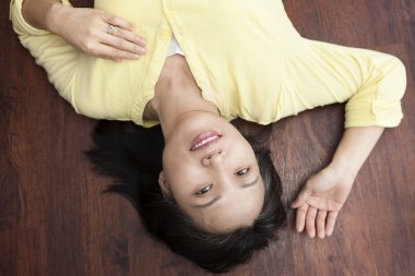 Gülümseyen kadın görünümünü aşağı ters.