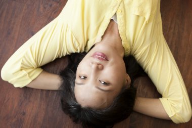 Üzerinde kat gülümseyen kadın.