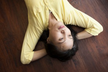 Kadın kat hayal üzerinde.