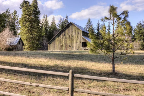 Rustic old barn on clear day. — Stock Photo, Image