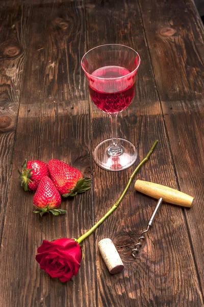 Vino, rosa, fragole e cavatappi . — Foto Stock