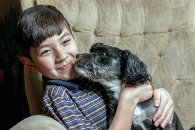 Oğlan ve köpek iyi eğlenceler.