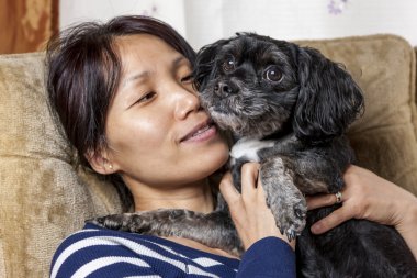 Kadın ve küçük köpek arasında ihale an.