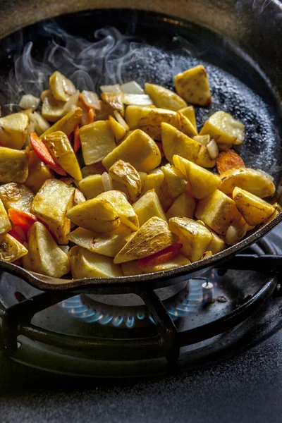 Faire frire les pommes de terre dans une poêle . — Photo